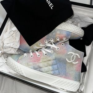 CHANEL 2022 Interlocking CC Logo Sneakers
Size: 7 | IT 37